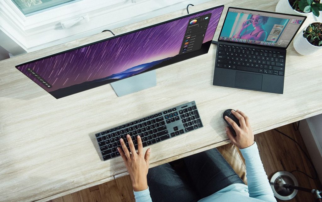 Poste de travail du designer : moniteur, étalonnage, profils de couleurs